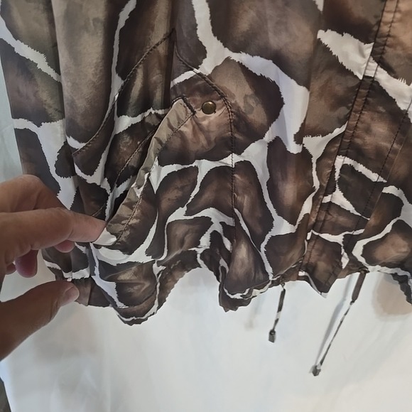 Zenergy By Chicos Brown Giraffe Print Light Hooded‎ Jacket Zip Front SZ 2=L - Picture 6 of 15